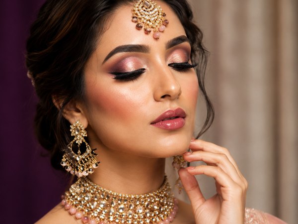Party makeup look with shimmer eye makeup, sculpted cheeks and glossy lips
