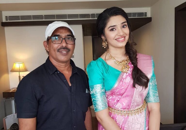 Celebrity makeup artist Chakravarthi Kadali working on a traditional look, the standard taught in the Hyderabad course